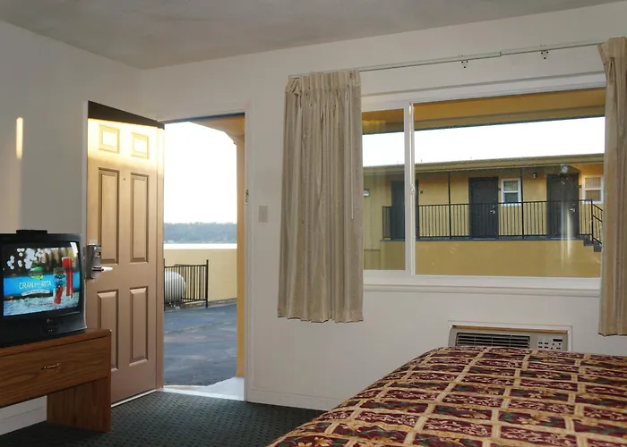 Lake Marina Inn