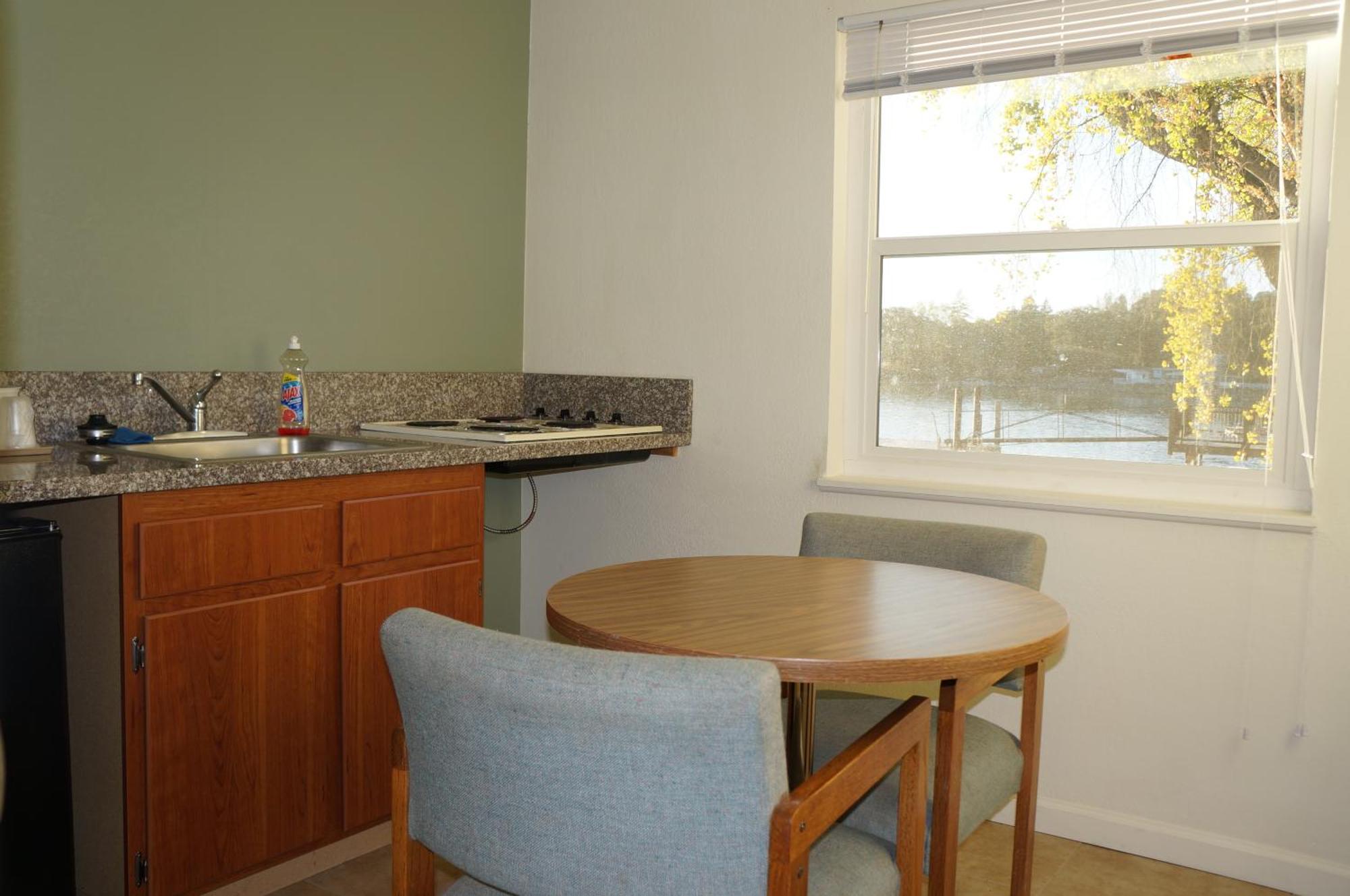 Lake Marina Motel 3*